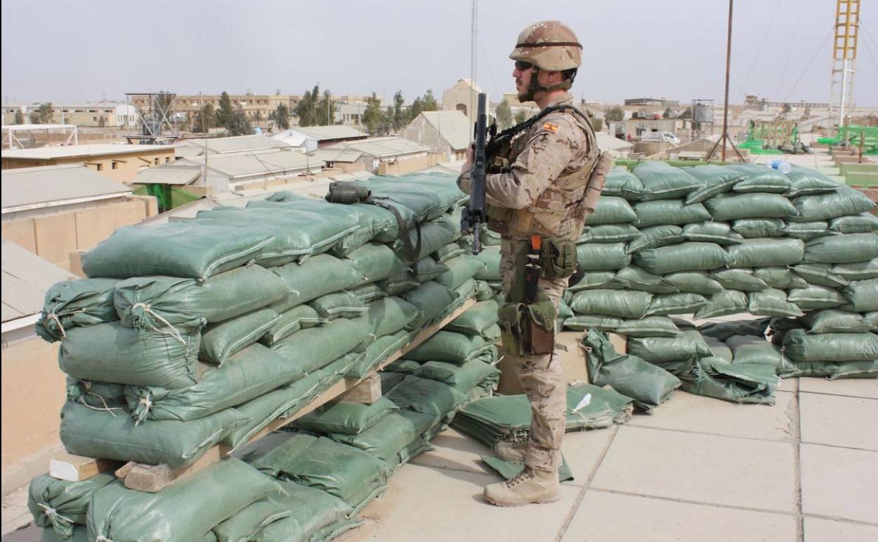 Un soldado realiza un servicio de guardia en la Base Gran Capitán de Besmayah (Irak), en una imagen de archivo.