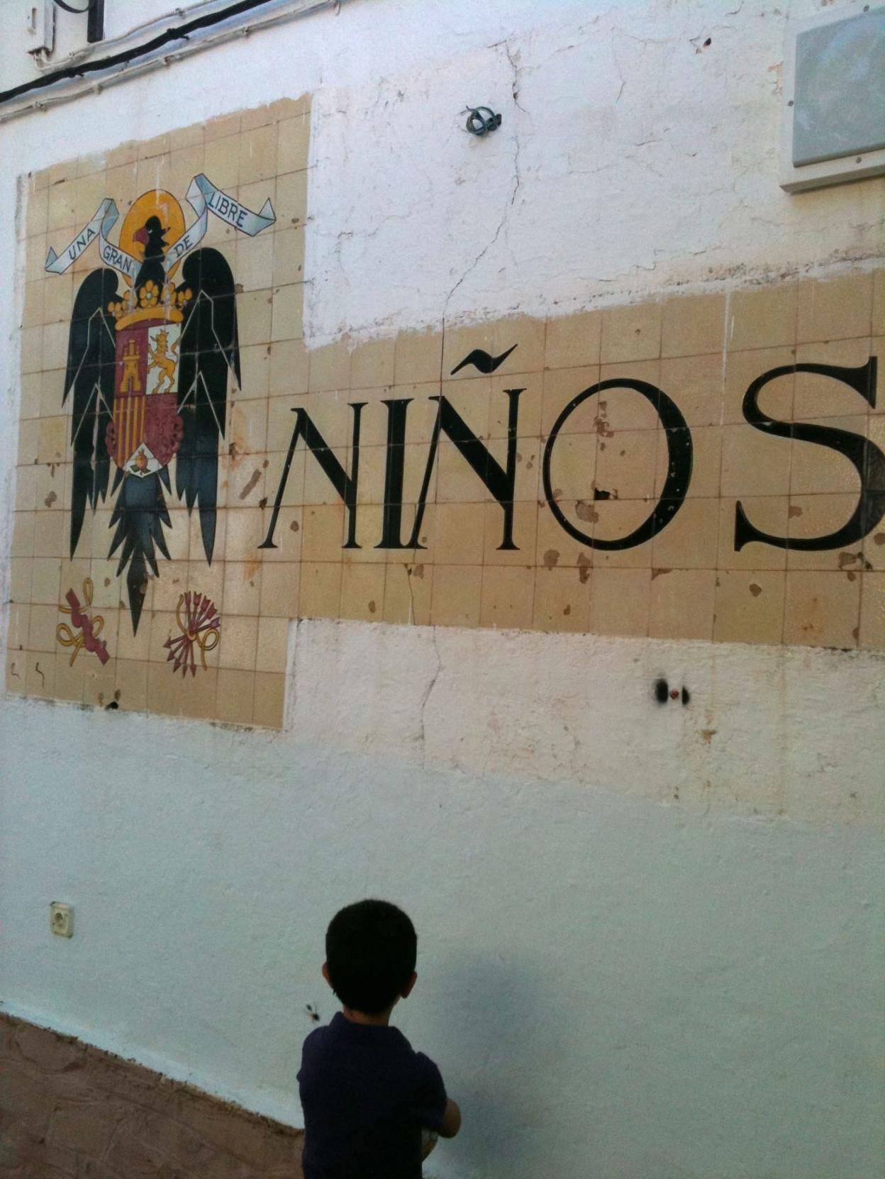 Inscripción franquista en las antiguas escuelas de Rincón de Ballesteros, ya retirada. :: hoy