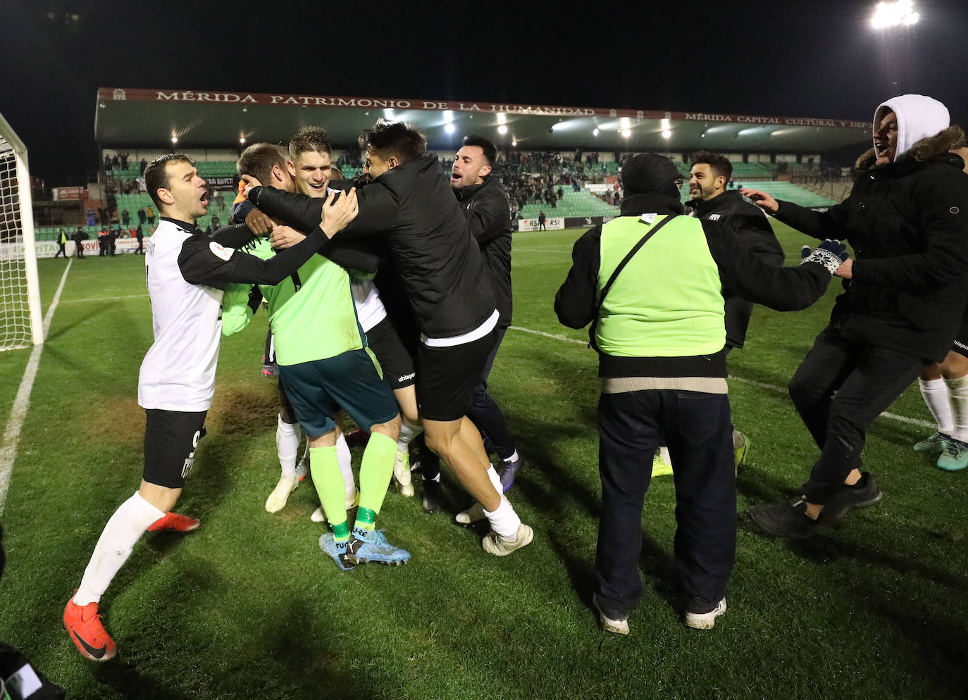 Fotos: El Mérida pasa en la tanda de penaltis y sigue en la Copa