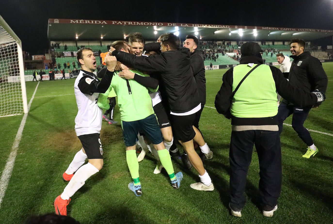 Fotos: El Mérida pasa en la tanda de penaltis y sigue en la Copa