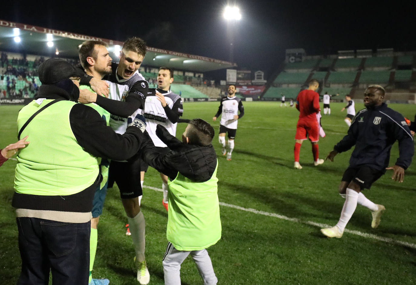 Fotos: El Mérida pasa en la tanda de penaltis y sigue en la Copa