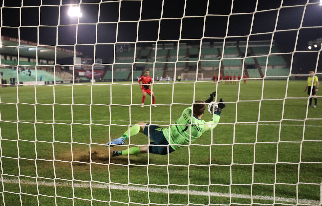 Fotos: El Mérida pasa en la tanda de penaltis y sigue en la Copa