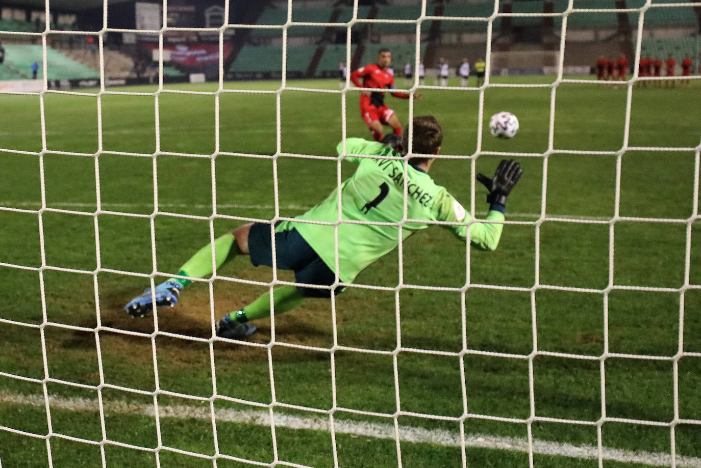 Fotos: El Mérida pasa en la tanda de penaltis y sigue en la Copa