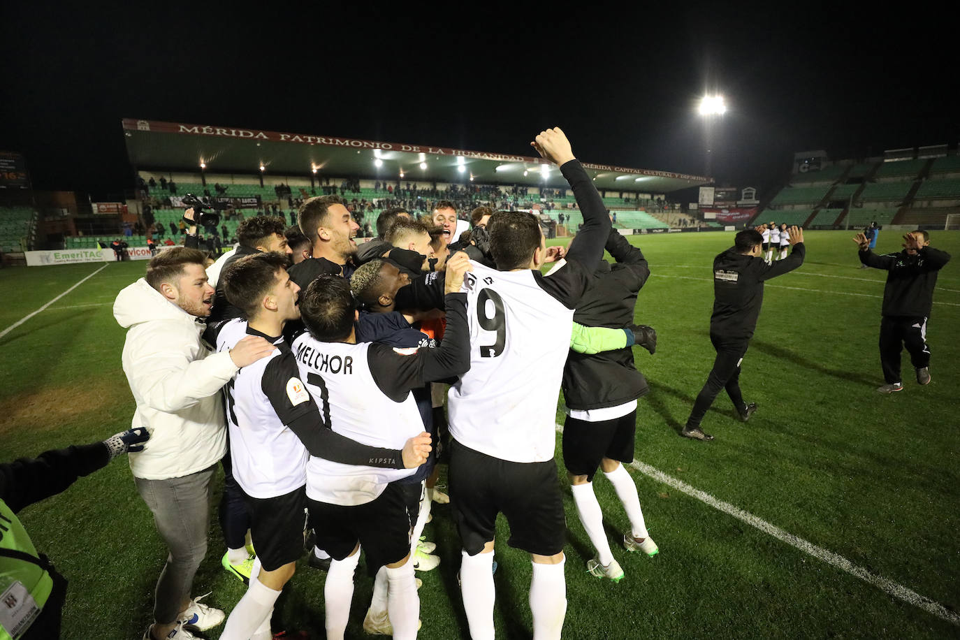 Fotos: El Mérida pasa en la tanda de penaltis y sigue en la Copa