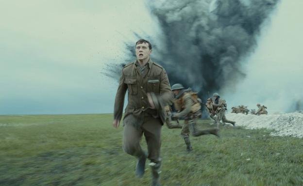 El soldado Schofield (George MacKay) corre para salvar su vida.