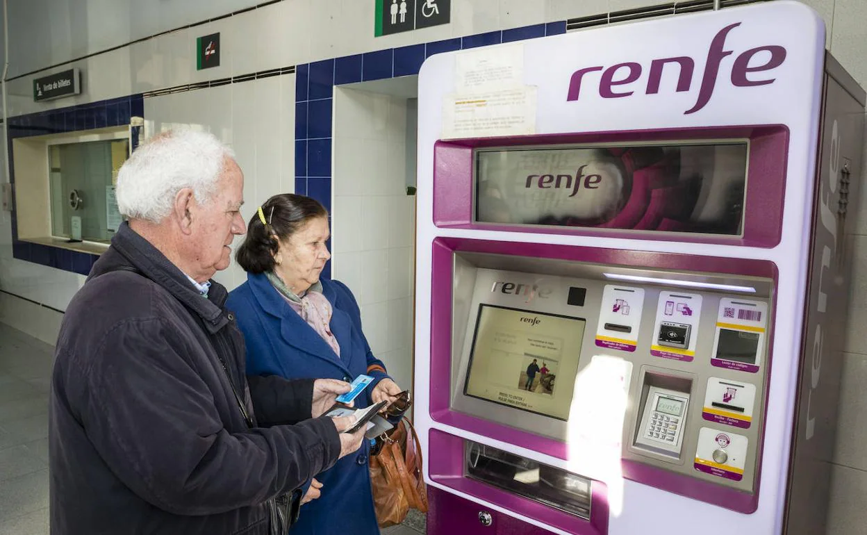 Dos usuarios junto a la máquina de autoventa de billetes de la estación de Plasencia. :: ANDY SOLÉ