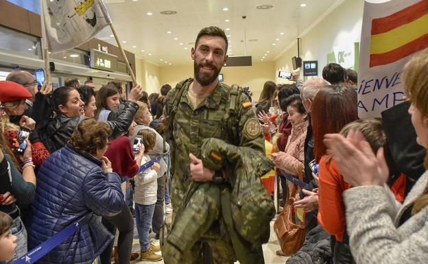 Cientos de familiares esperaban a los militares extremeños en el aeropuerto. :: Casimiro Moreno