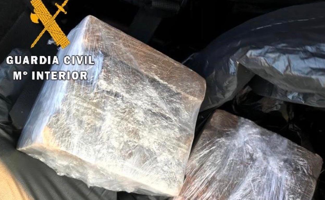 Placas de hachís aprehendidas por la Guardia Civil del Puesto de Monroy:: HOY