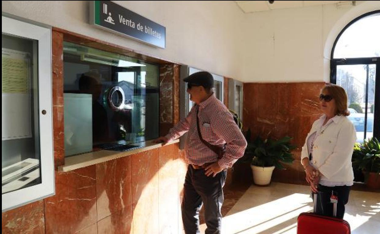 Monago cuestiona si cerrar taquillas «contribuye a frenar la España vaciada»