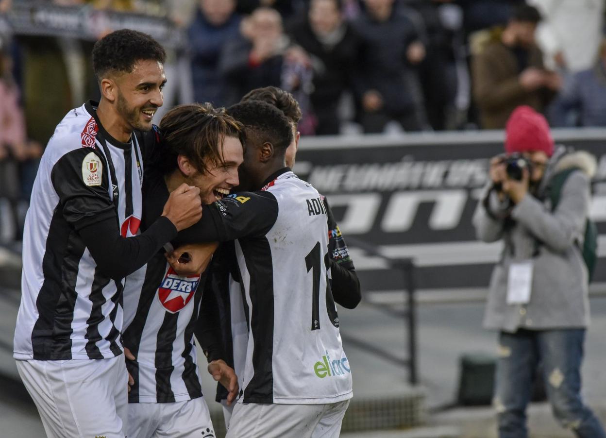 Chris Ramos y Adilson felicitan a Álex Corredera por su gol ante Las Palmas en Copa. :: CASIMIRO MORENO