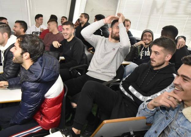 Los jugadores del Badajoz, tras conocer el emparejamiento con el Eibar :: CASIMIRO MORENO - VÍDEO: MARTA MUÑOZ