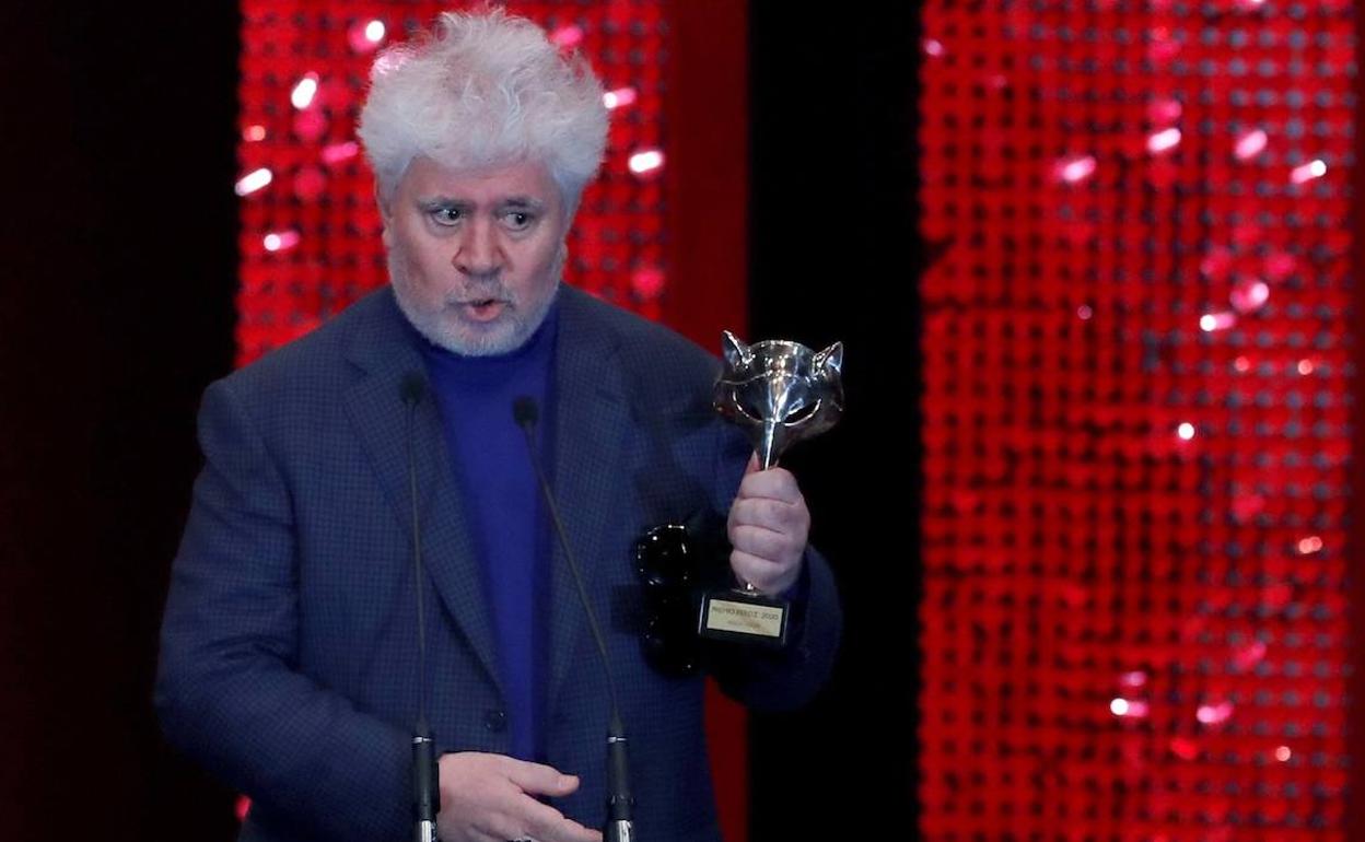 Pedro Almodóvar con la estatuilla al mejor guion, una de las seis que recibió 'Dolor y gloria'.