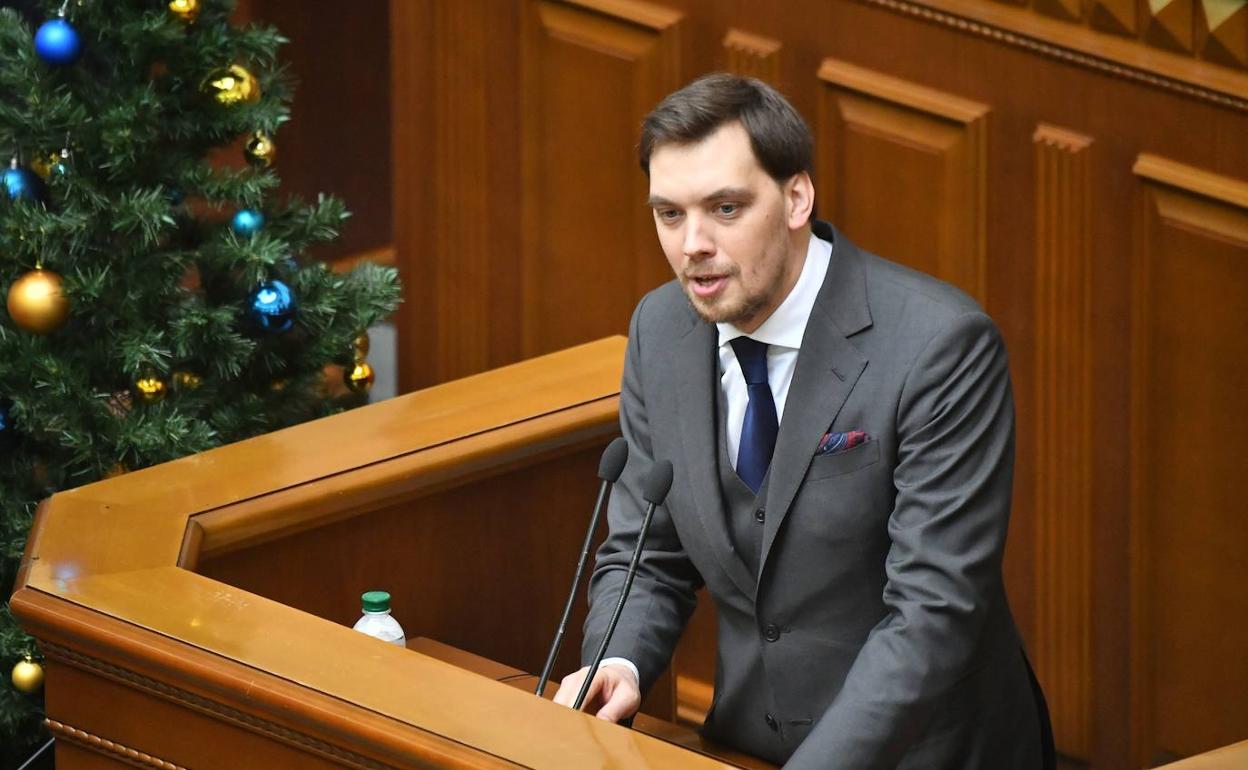 El primer ministro de Ucrania, Oleksi Goncharuk, en el parlamento de su país.