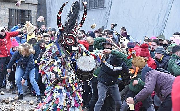 El público arroja los nabos con fuerza mientras se protege de los proyectiles perdidos.