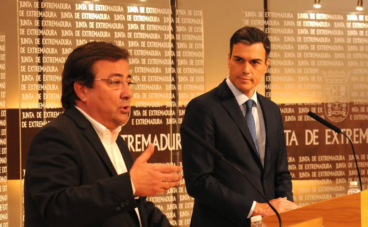 En la imagen de archivo, Vara y Pedro Sánchez.