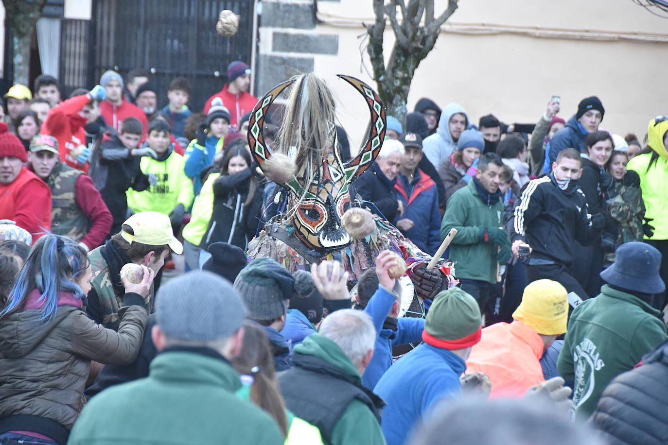 Fotos: La localidad de Piornal vuelve a llenarse de público para participar en el Jarramplas