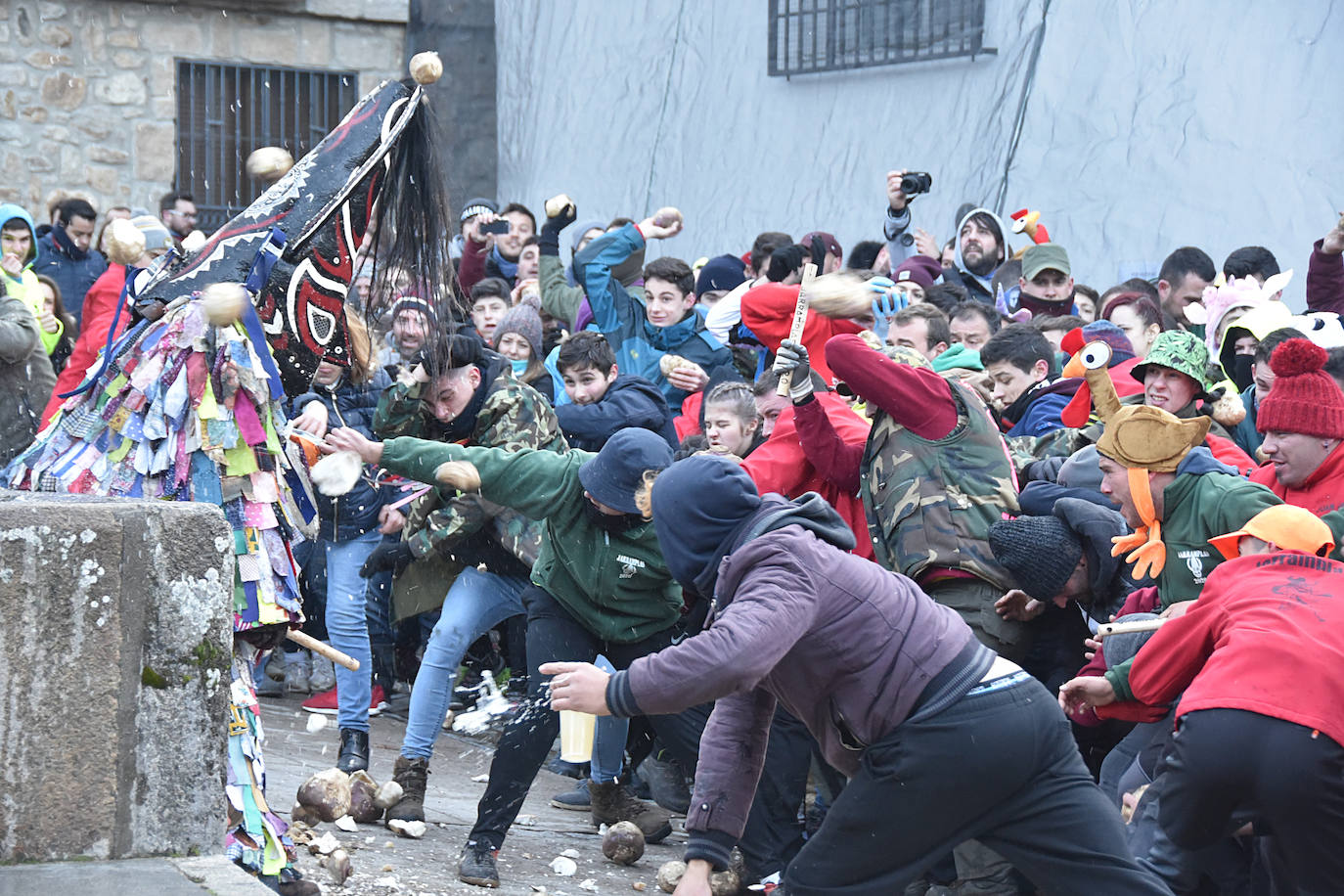 Fotos: La localidad de Piornal vuelve a llenarse de público para participar en el Jarramplas