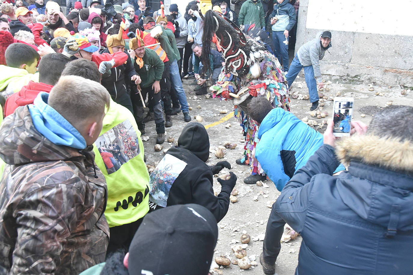Fotos: La localidad de Piornal vuelve a llenarse de público para participar en el Jarramplas