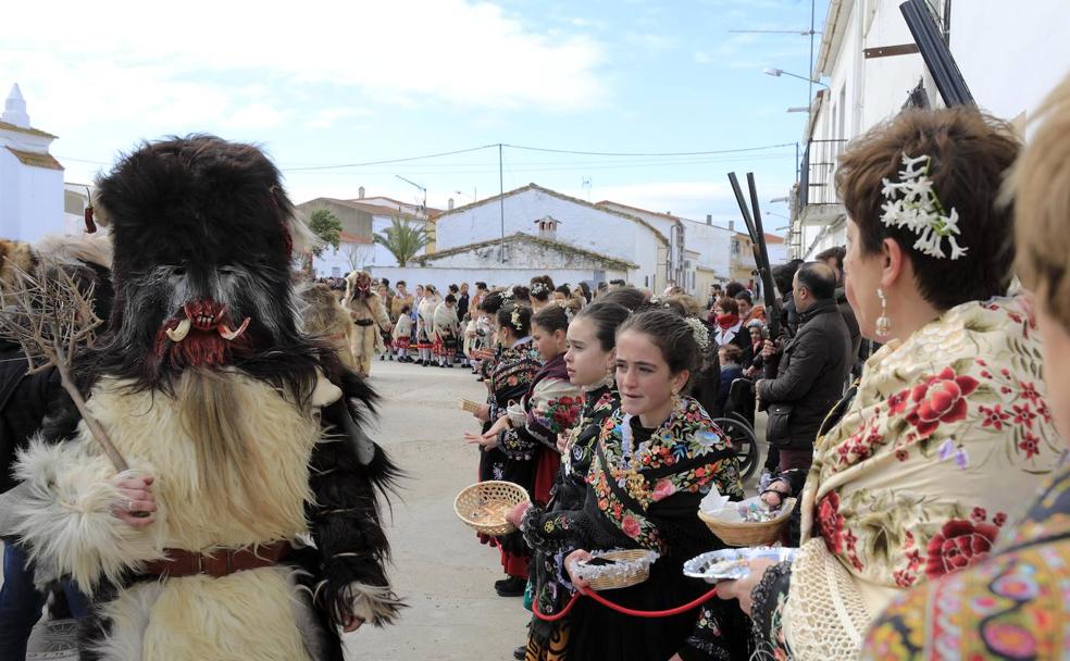 Varias carantoñas durante la procesión, con San Sebastián. :: L. CORDERO