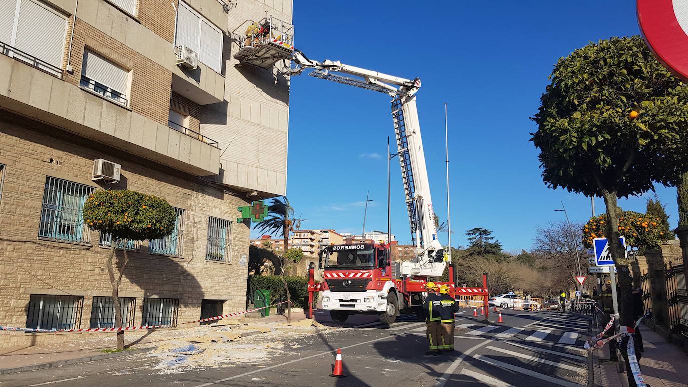 Bomberos trabajando en la fachada del edificio afectado por los desprendimientos de la avenida La Salle de Plasencia. 