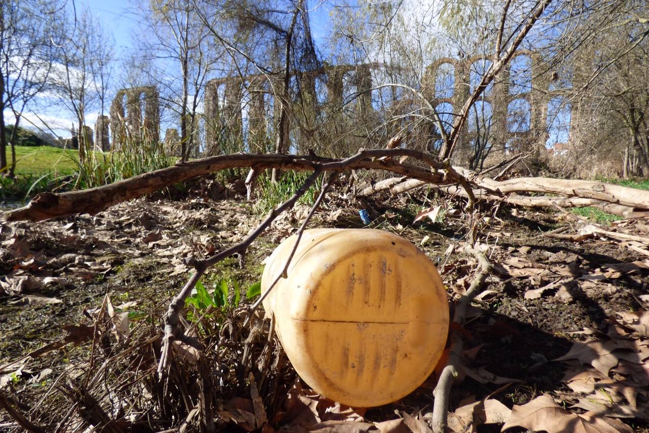 Plásticos, latas y desperdicios de todo tipo se pueden encontrar en el cauce y la ribera del afluente del Guadiana. 