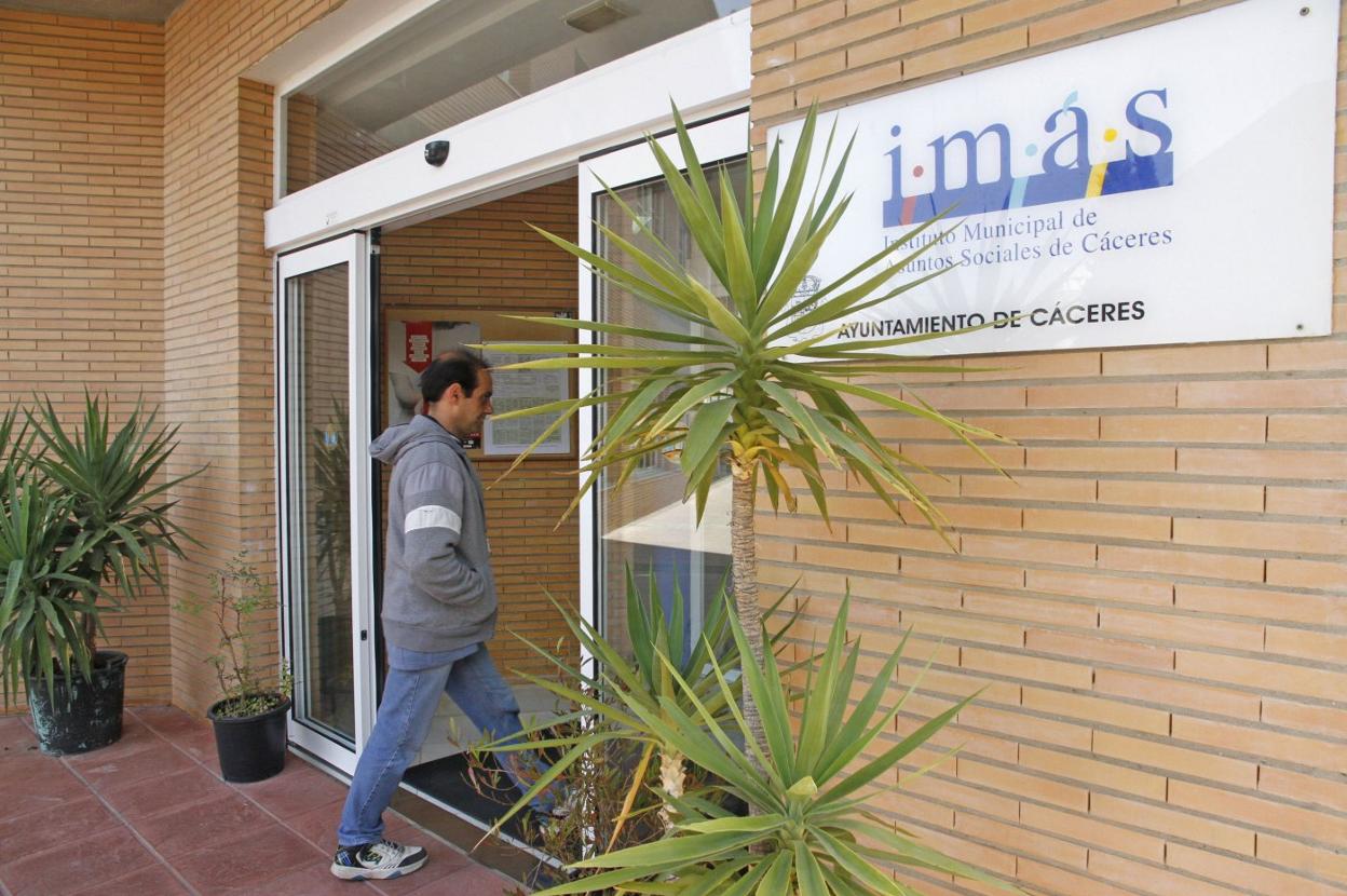 Entrada a las dependencias del instituto de Asuntos Sociales. :: hoy