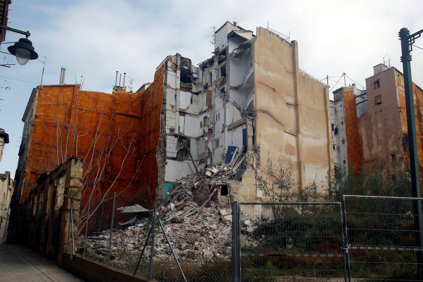 Un edificio se ha derrumbado parcialmente en el centro de Alcoy a causa, al parecer, de las intensas lluvias de los últimos días por la borrasca 'Gloria'.