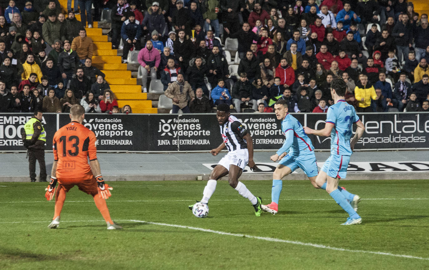 13.000 espectadores disfrutaron de la victoria del CD Badajoz ante el Eibar