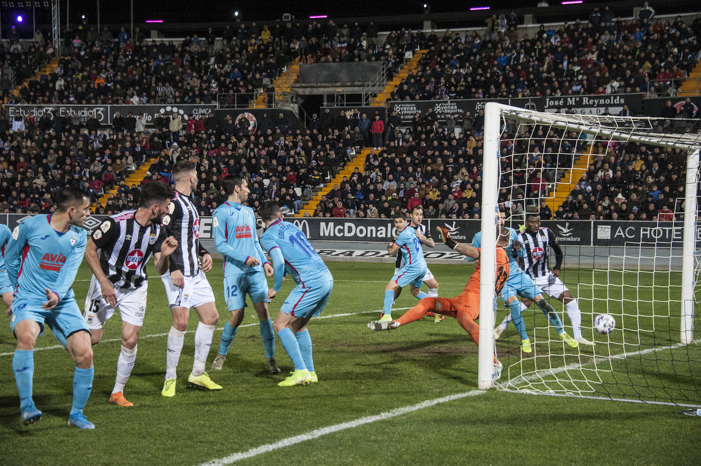 13.000 espectadores disfrutaron de la victoria del CD Badajoz ante el Eibar