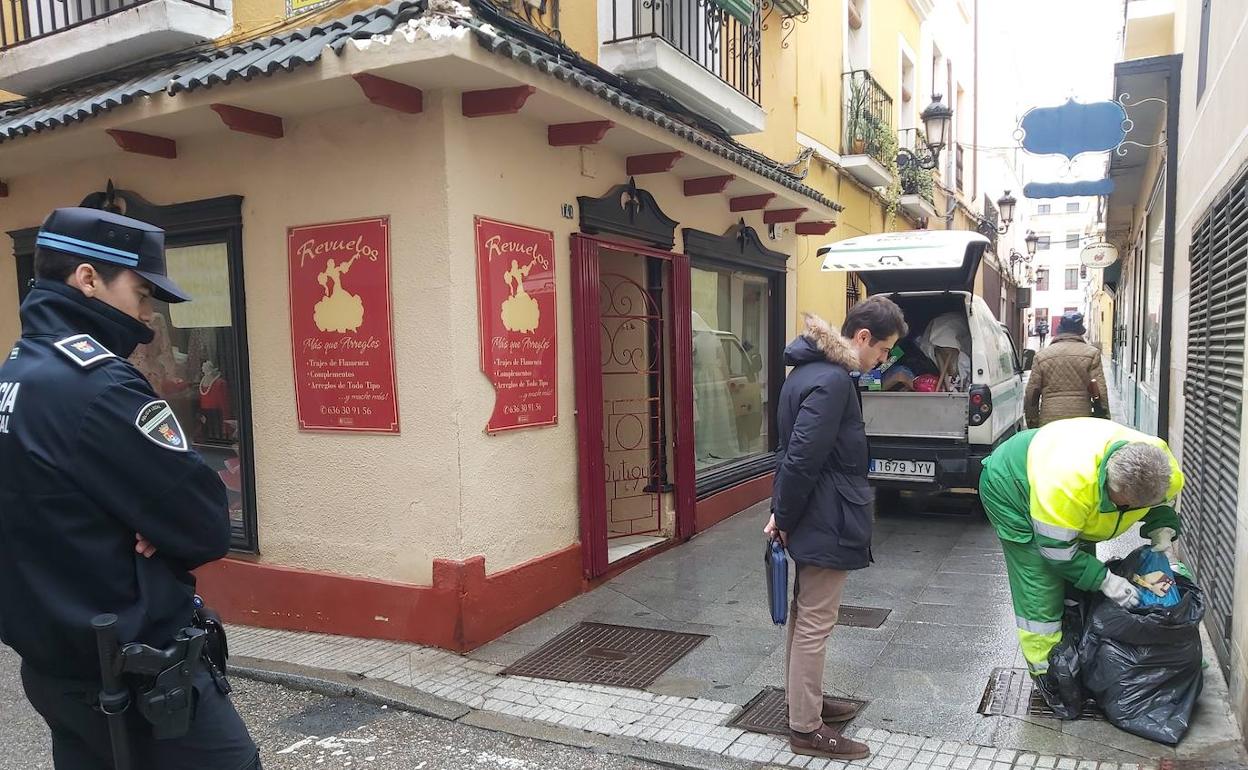 Vélez observa cómo una operaria municipal rebusca en la basura para denunciar a quien la dejó. :: 