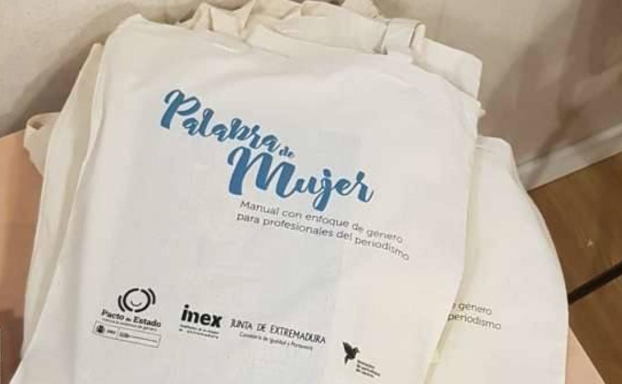 Charla en el Ateneo de Cáceres sobre el libro 'Palabra de mujer'