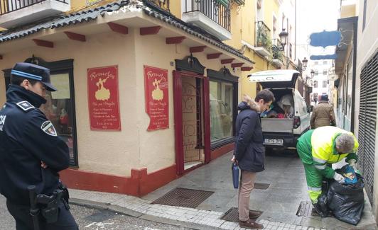 Vélez observa cómo una operaria municipal rebusca en la basura para denunciar a quien la dejó. :: 