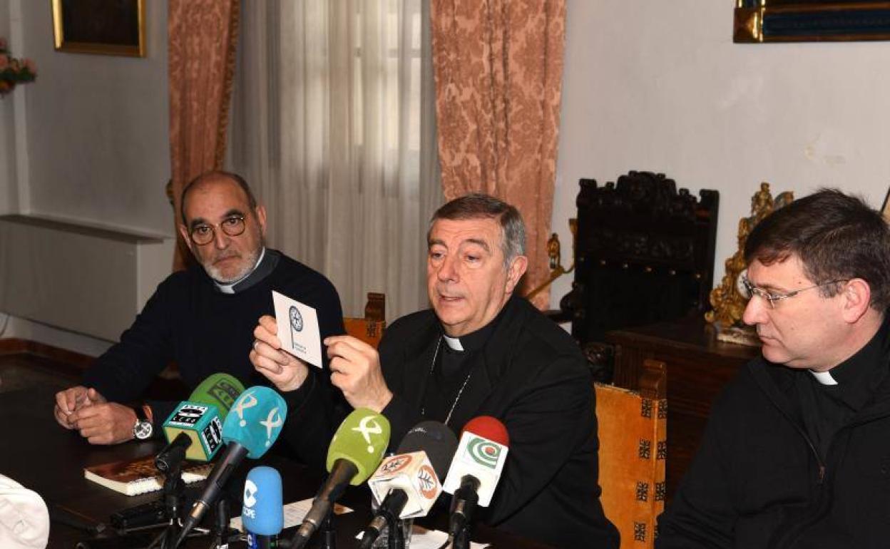 El obispo José Luis Retana (en el medio) acompañado por el vicario general y el vicario de pastoral.: 