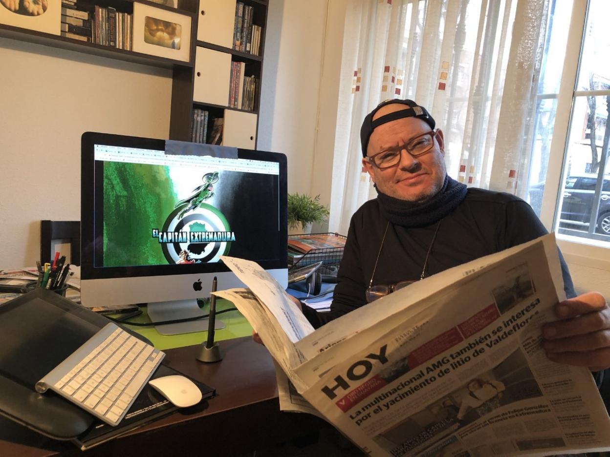 Esteban Navarro, en su domicilio de Madrid. :: cedida