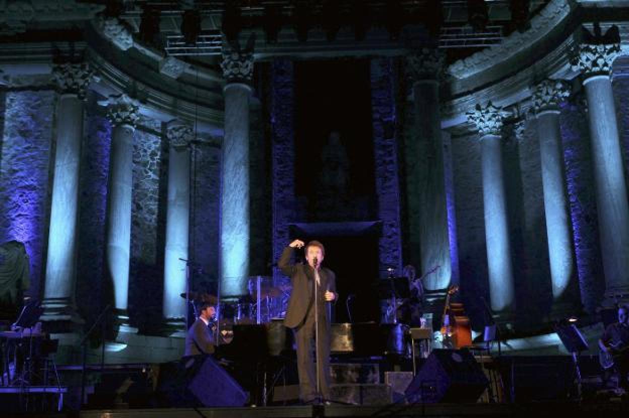 El Teatro Romano durante un concierto de Raphael. :: hoy