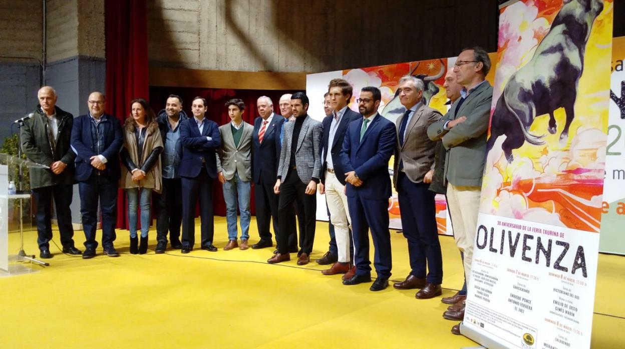 Foto de familia de la presentación de la Feria del Toro de Olivenza :: j. m. mendez peña