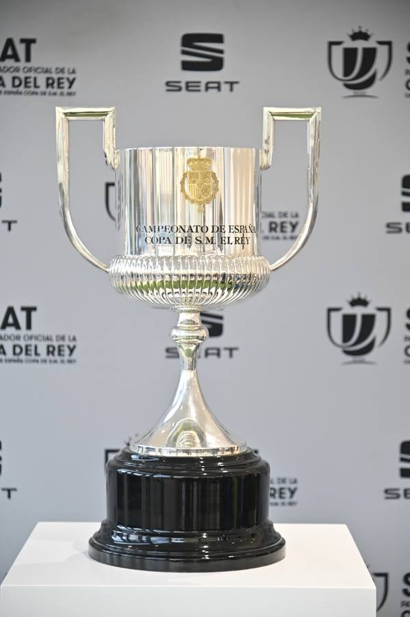 La Copa del Rey se exhibe en Badajo