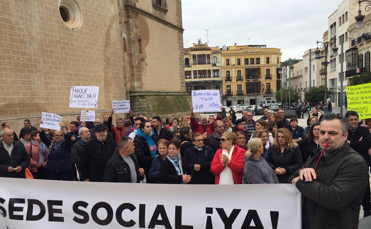 Protesta ante el Ayuntamiento de Badajoz. 