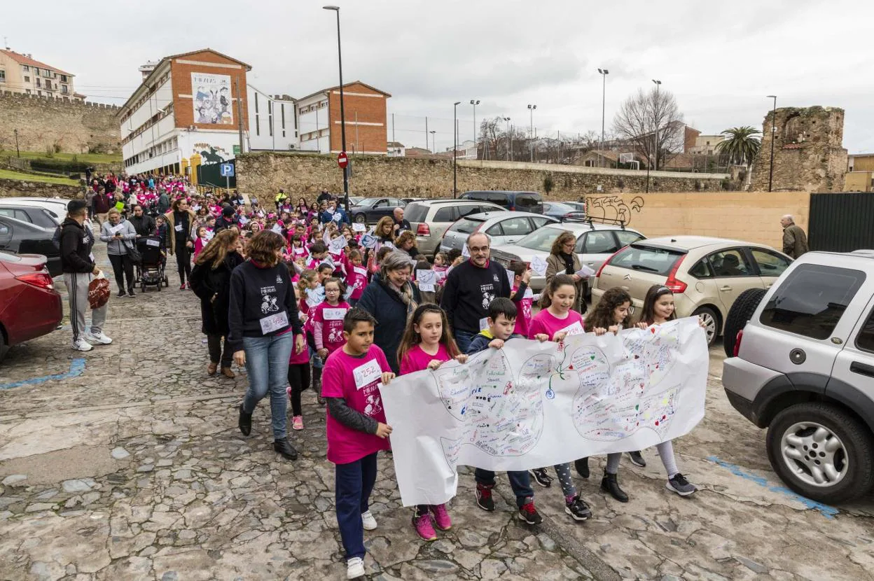 Salida ayer de la marcha solidaria del Alfonso VIII. :: andy solé