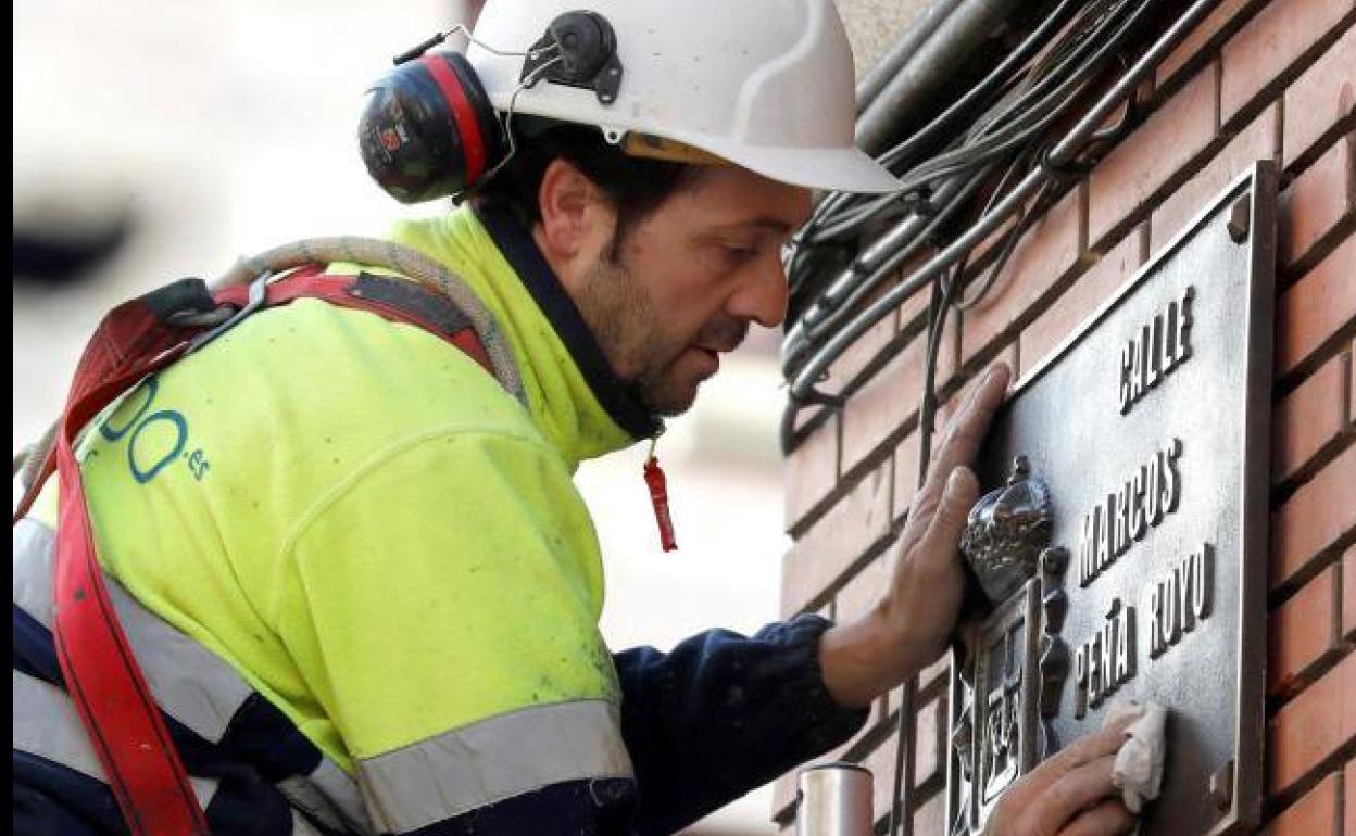 Colocación del hombre de Marcos Peña Royo, vinculado a la dictadura franquista:: 