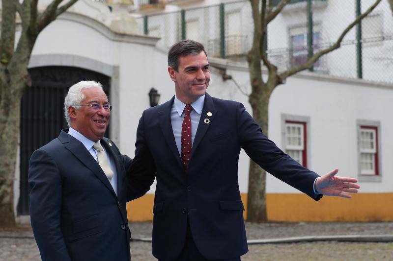 El primer ministro de Portugal, Antonio Costa, recibe al presidente de España, Pedro Sánchez, en su reunión en la localidad lusa de Beja:: 