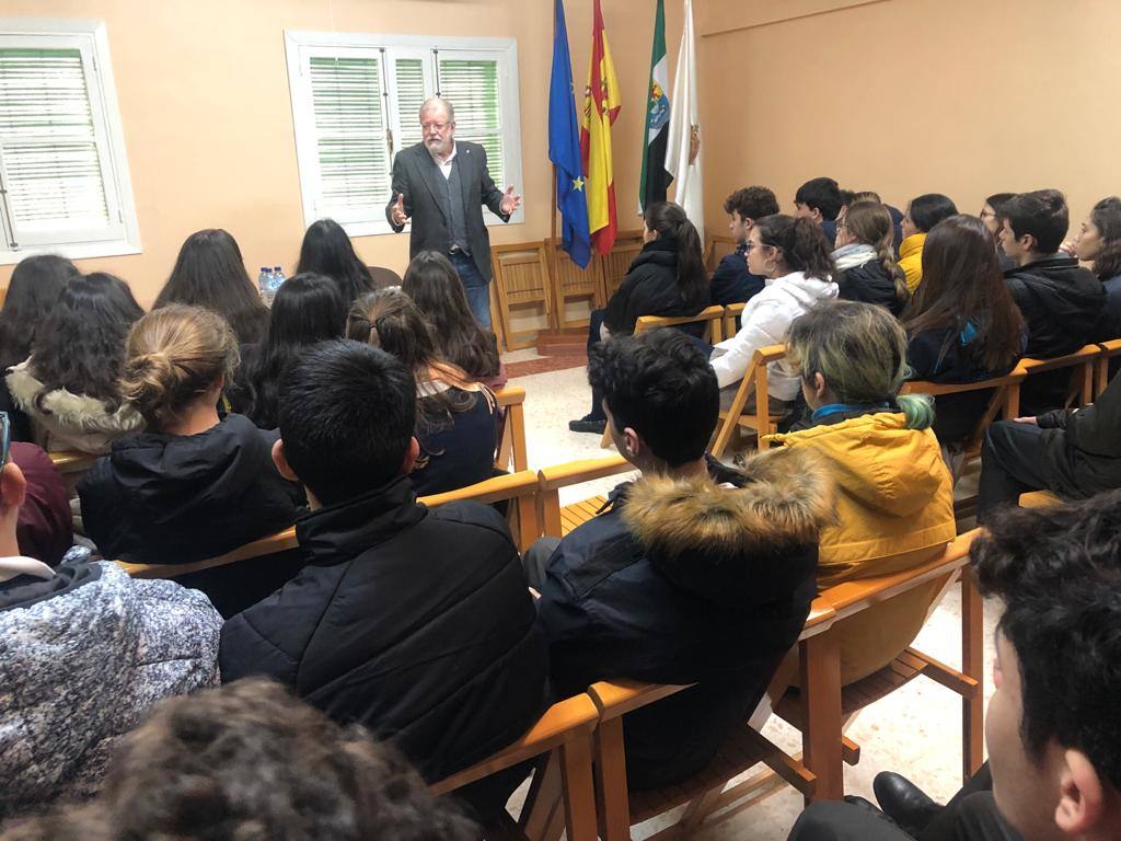 Nuria Cabanillas, con los aros olímpicos detrás, en el Día de la Paz.