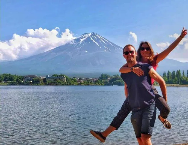 Pepe e Isabel, en Japón, con el Monte Fuji al fondo, durante su estancia en la isla. :: HOY