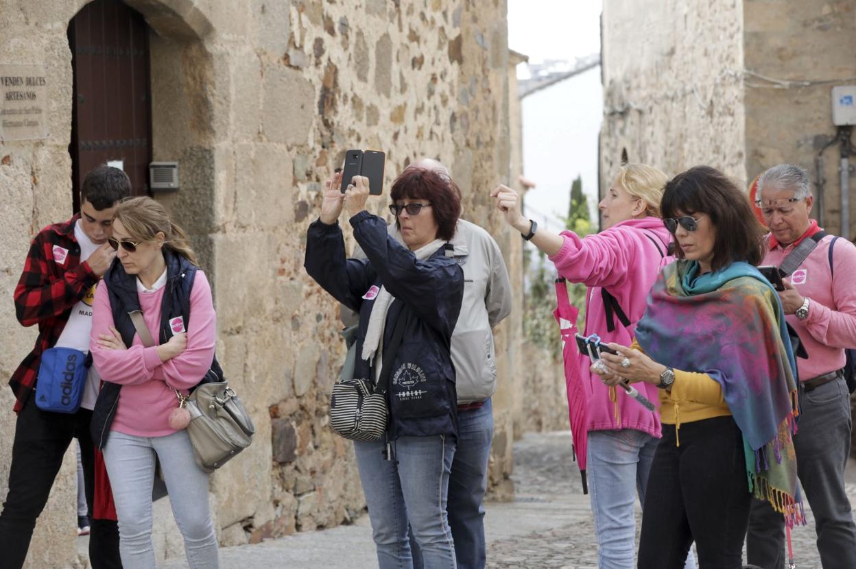 Un grupo de turistas en la plaza de San Mateo durante el puente de Los Santos de 2019. :: lorenzo cordero