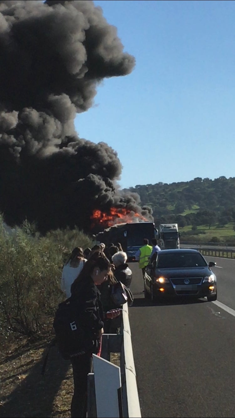 Fotos: Imágenes del autobús que ha salido ardiendo en la A-66 entre Mérida y Cáceres