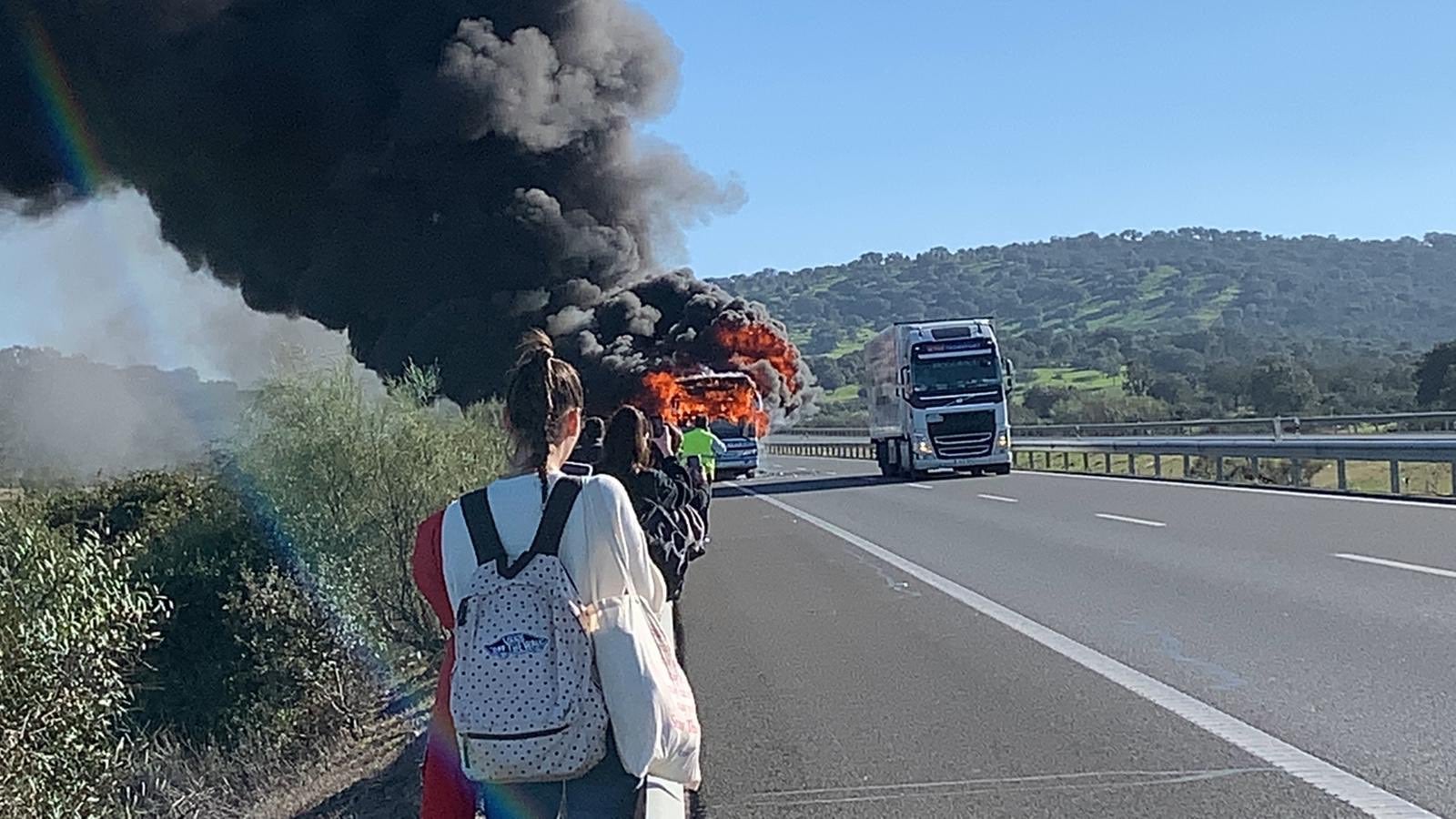 Fotos: Imágenes del autobús que ha salido ardiendo en la A-66 entre Mérida y Cáceres