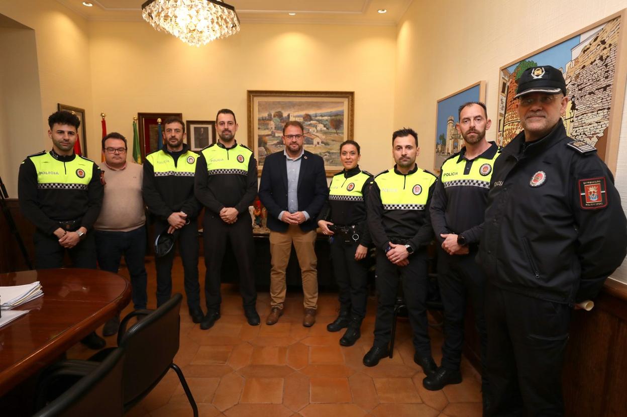 El alcalde, en el centro, con los nuevos agentes de la Policía Local de Mérida. :: brígido