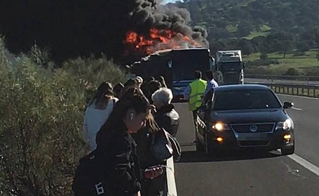 Autobús ardiendo en la A-66, cerca del Cruce de las Herrerías.