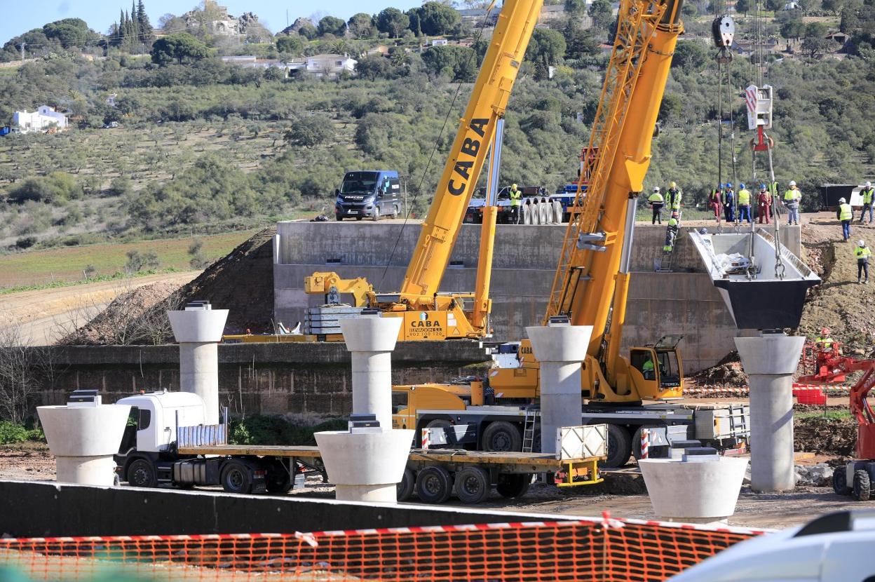 Ya son visibles las vigas que sostendrán el tablero del viaducto de la Ronda Sureste. :: lorenzo cordero