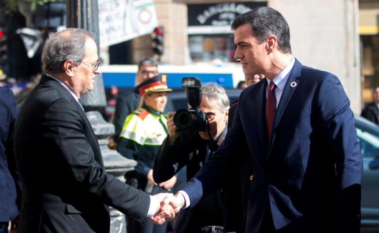 El presidente de la Generalitat, Quim Torra recibe al presidente del Gobierno, Pedro Sánchez, en el Palau de la Generalitat.